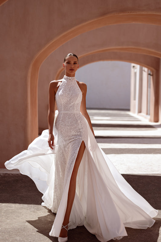 Fitted sleeveless wedding dress with detachable lace train