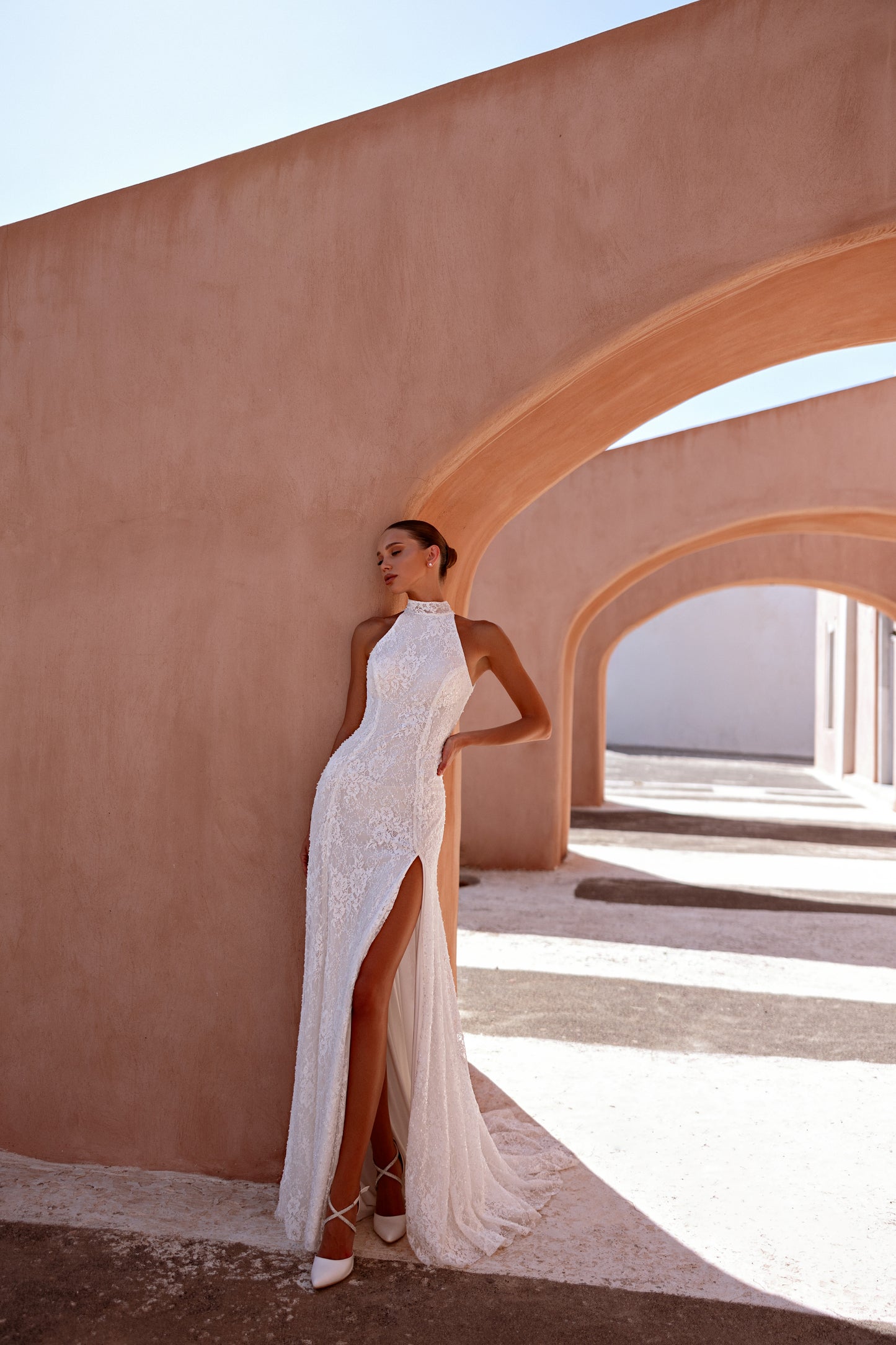 Fitted sleeveless wedding dress with detachable lace train