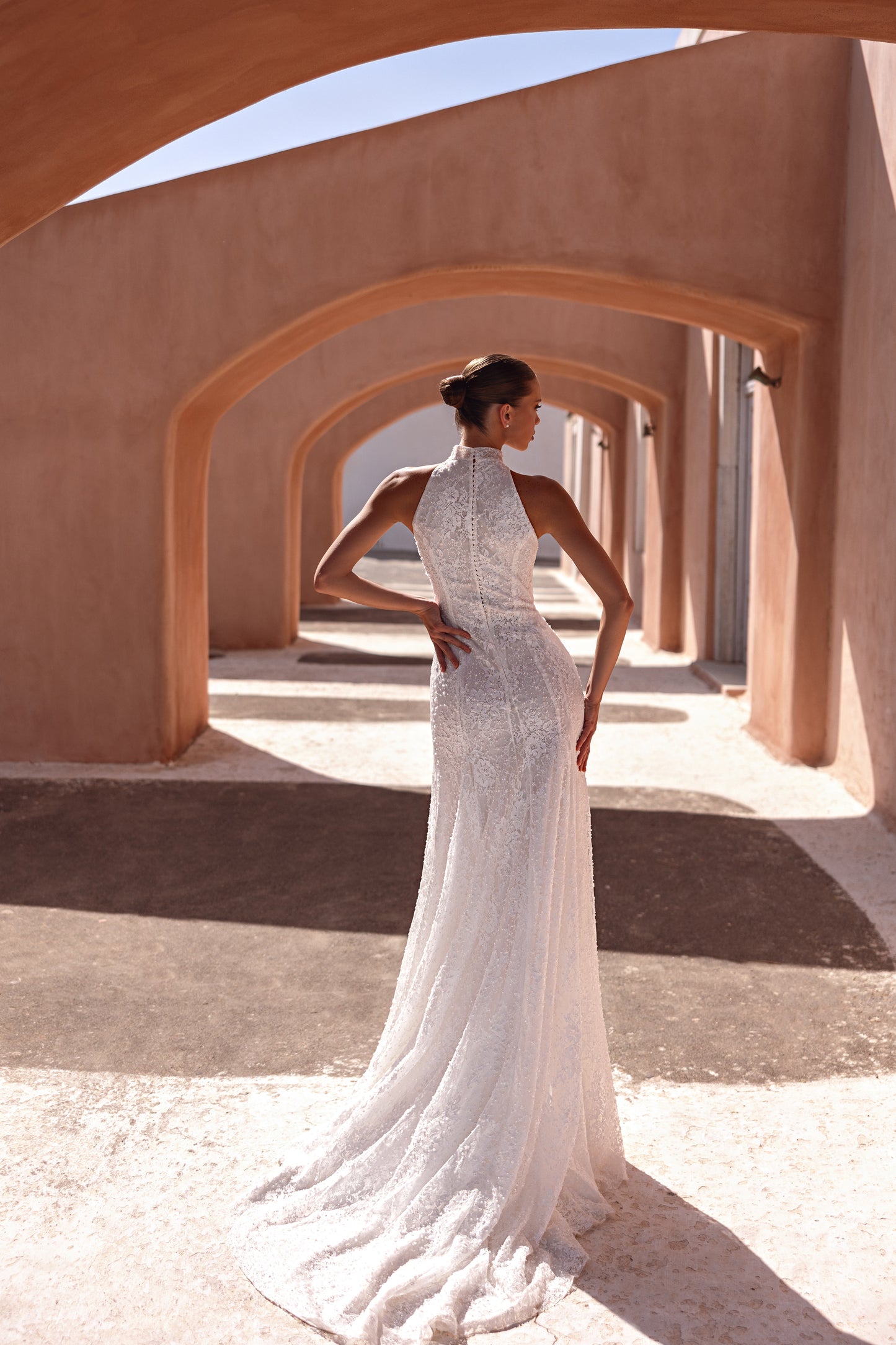 Fitted sleeveless wedding dress with detachable lace train