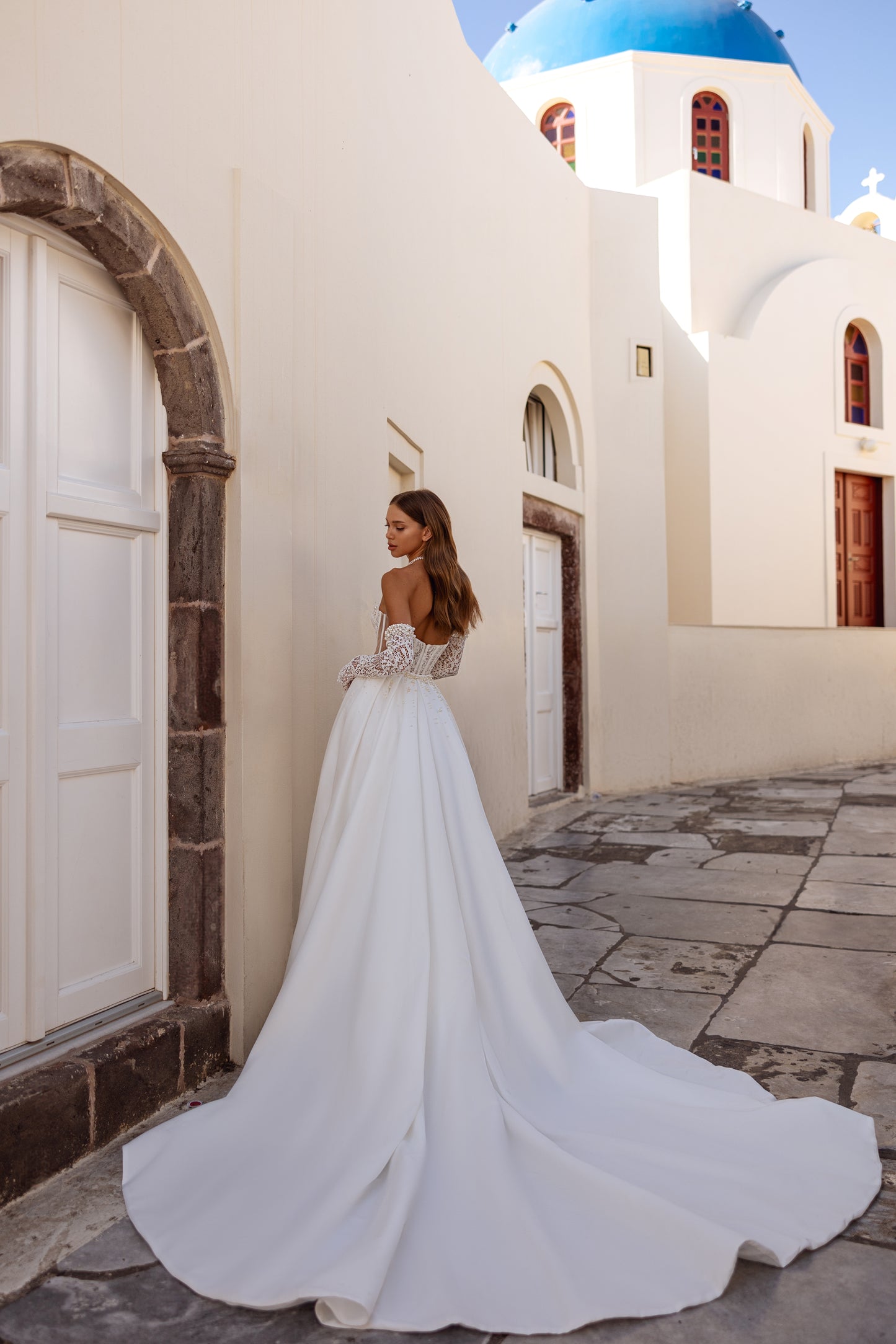 Mermaid fit-and-flare wedding dress with long sleeves and lace