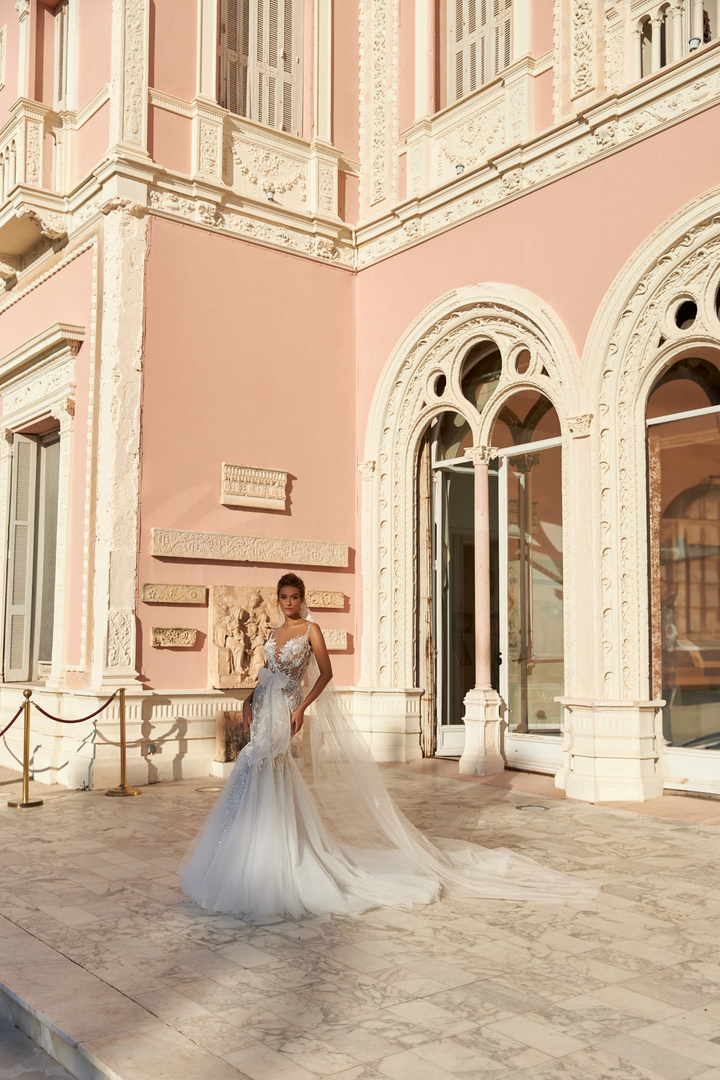 Mermaid sleeveless lace fishtail wedding dress with train