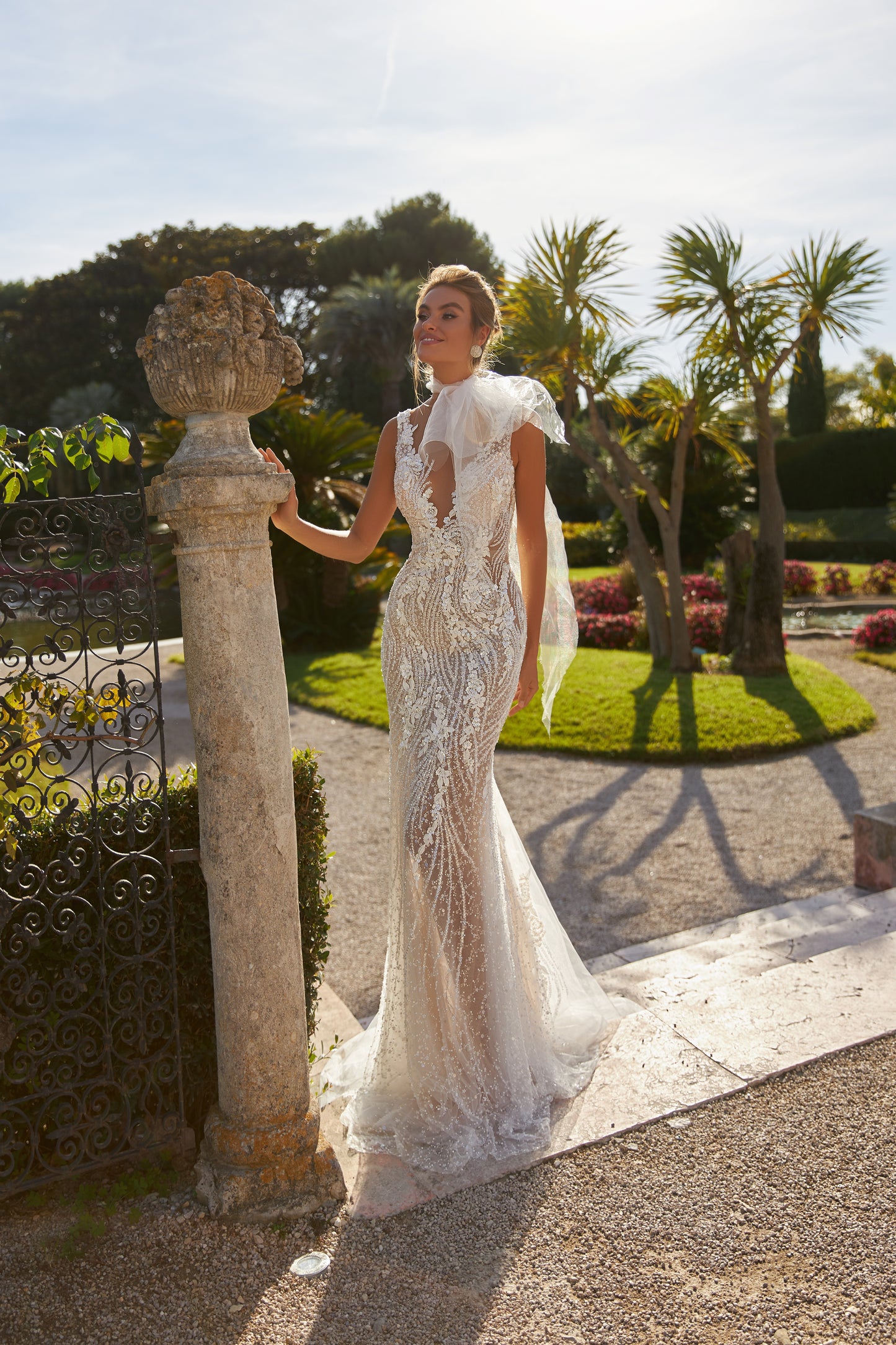 Fitted lace wedding dress with V-neck and fishtail train