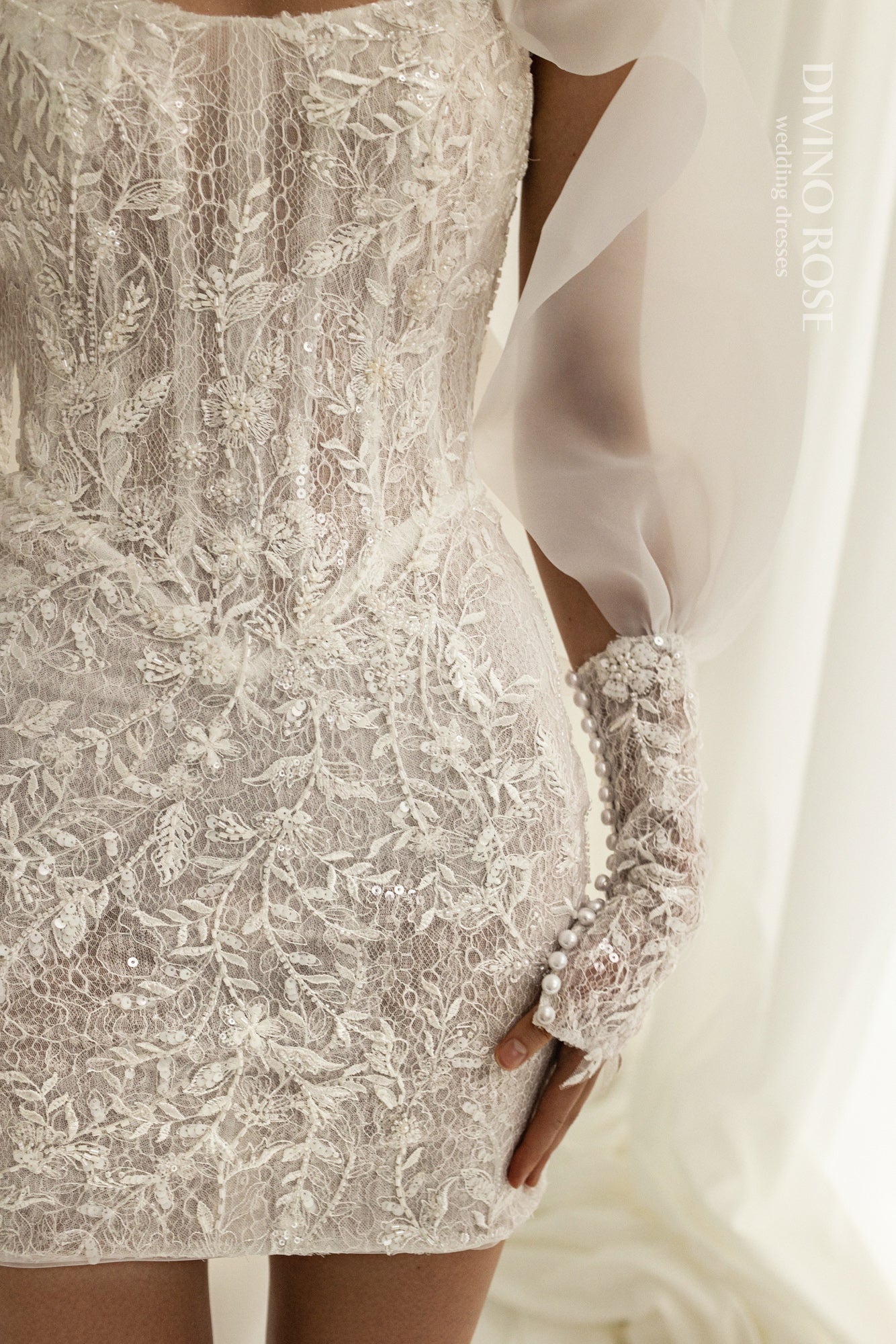 Mini wedding dress with lace and Watteau train