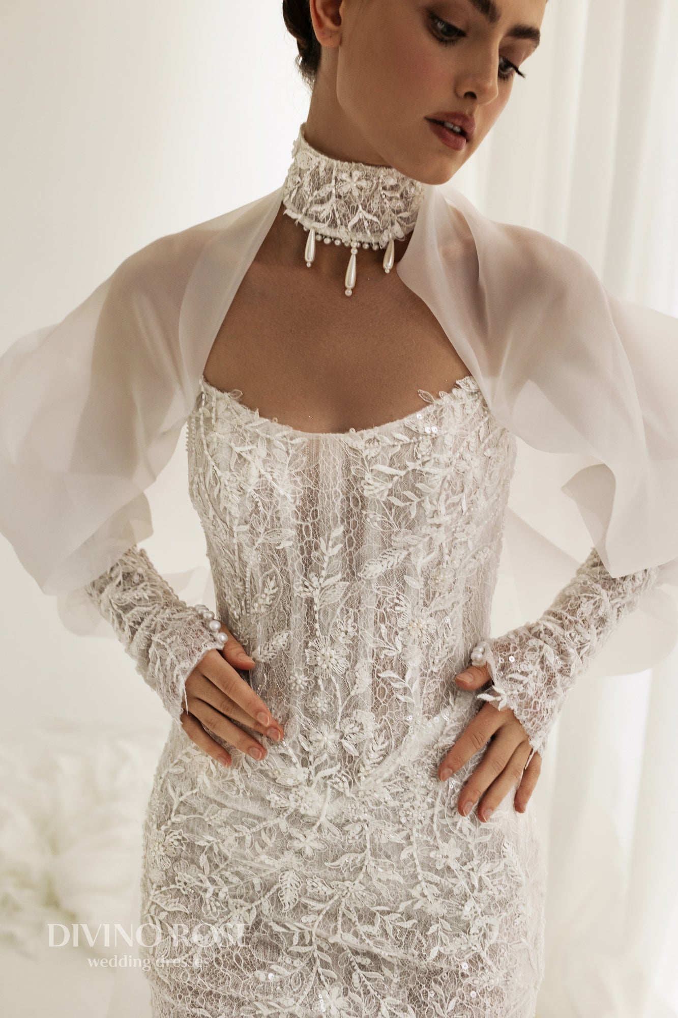 Mini wedding dress with lace and Watteau train