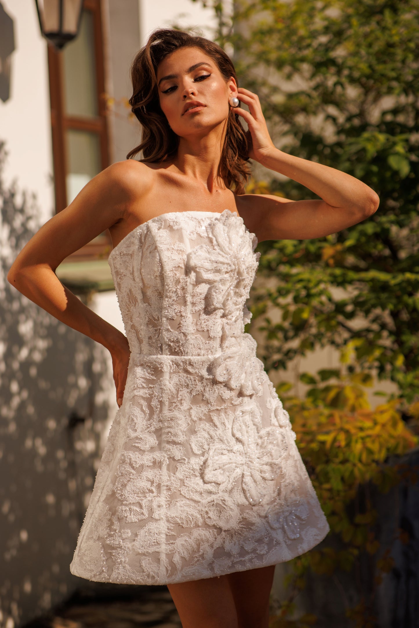 Mini A-line sleeveless lace wedding dress with zip closure