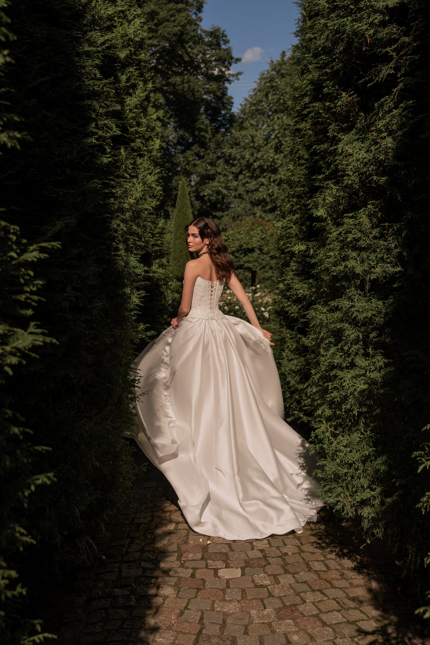 Sleeveless boat neckline jacquard wedding dress with lace-up corset