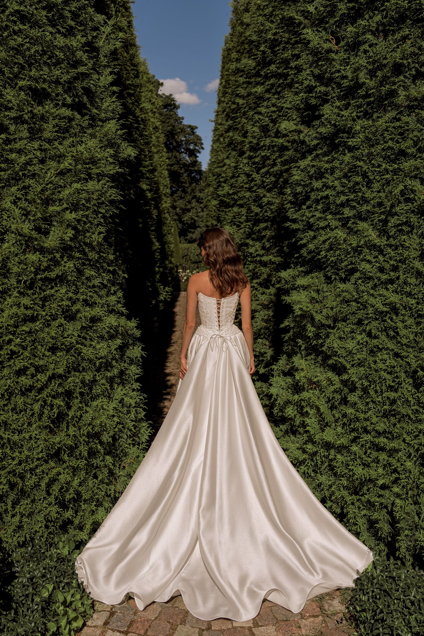 Sleeveless boat neckline jacquard wedding dress with lace-up corset