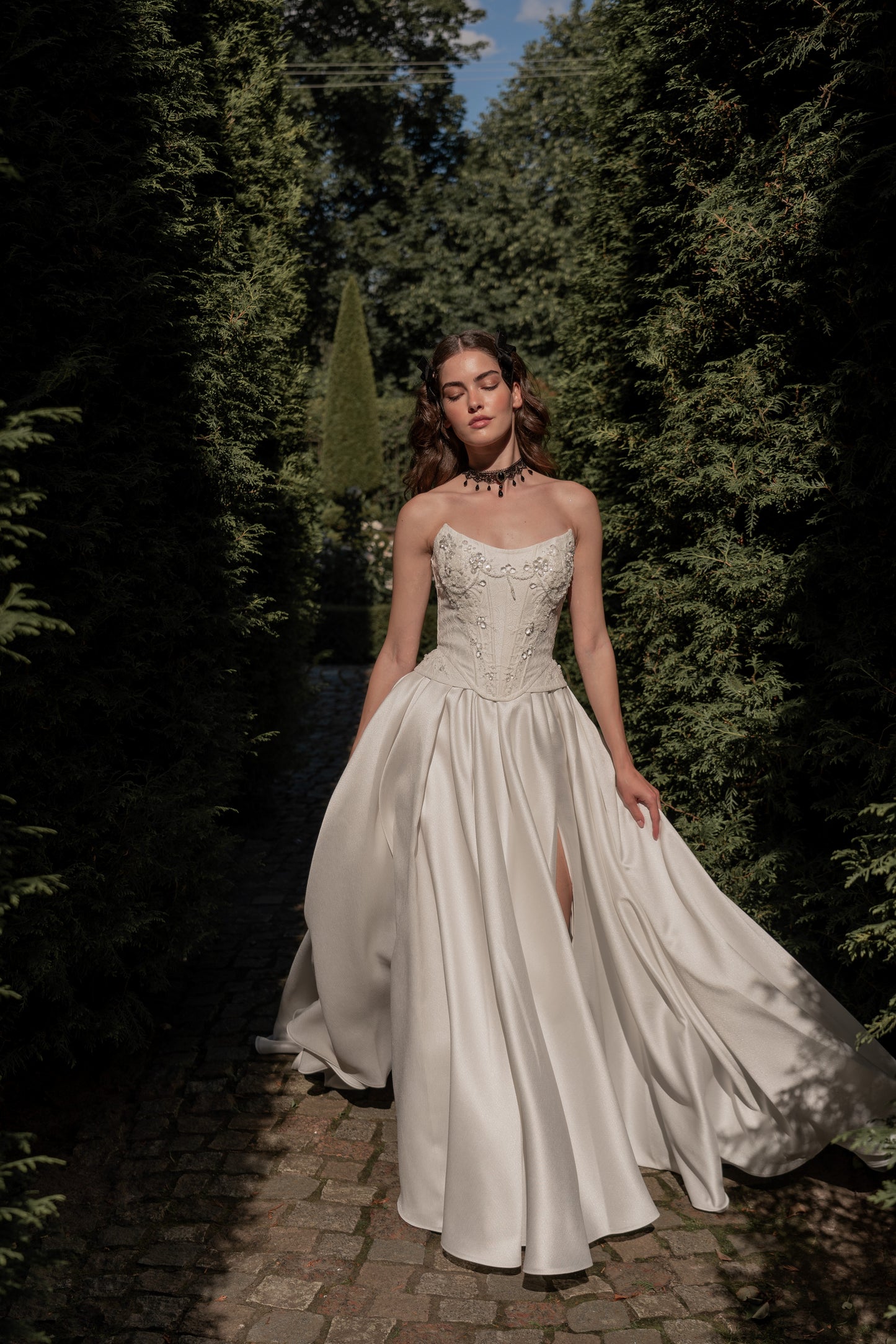 Sleeveless boat neckline jacquard wedding dress with lace-up corset