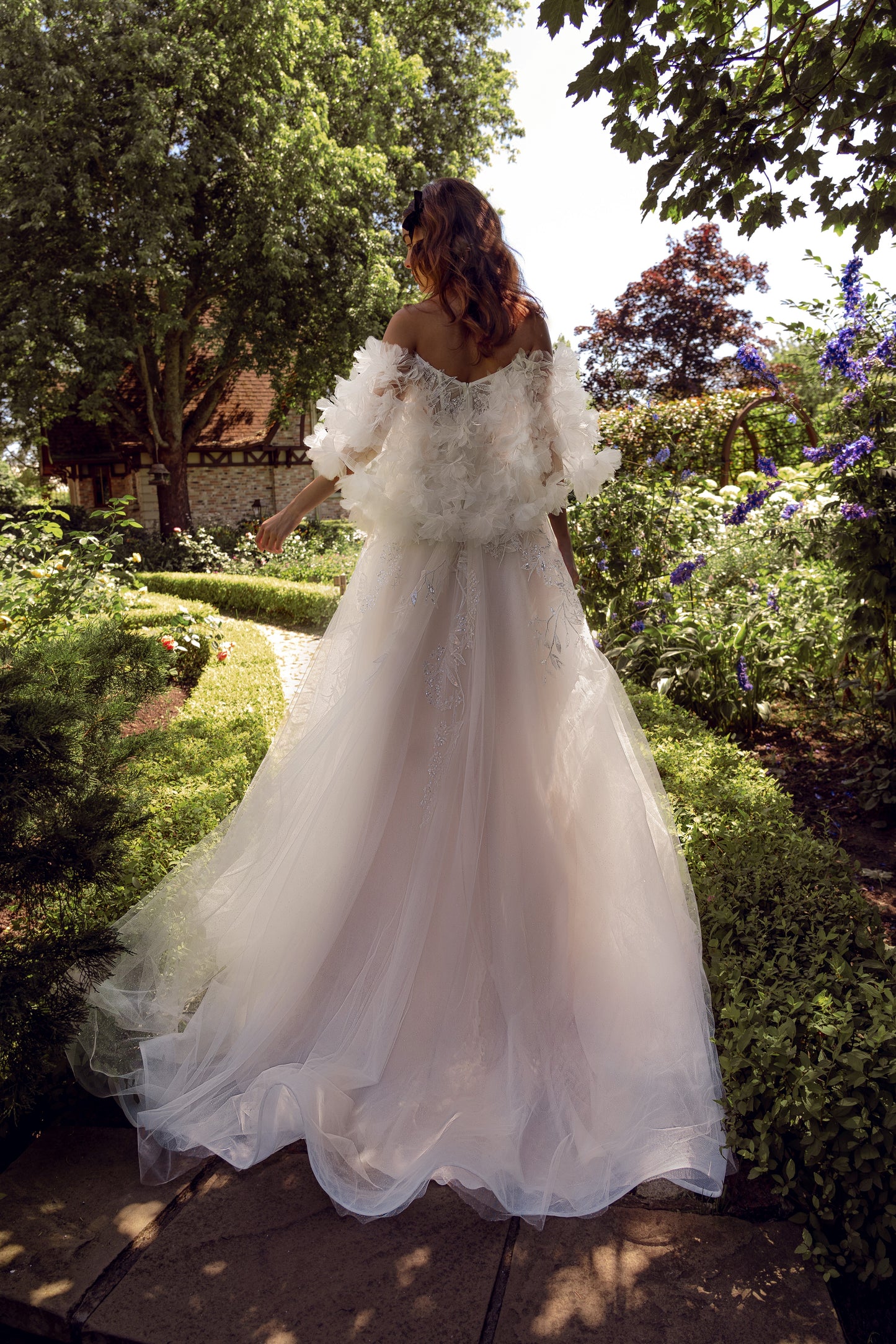 Sleeveless wedding dress with sweetheart neckline & open back