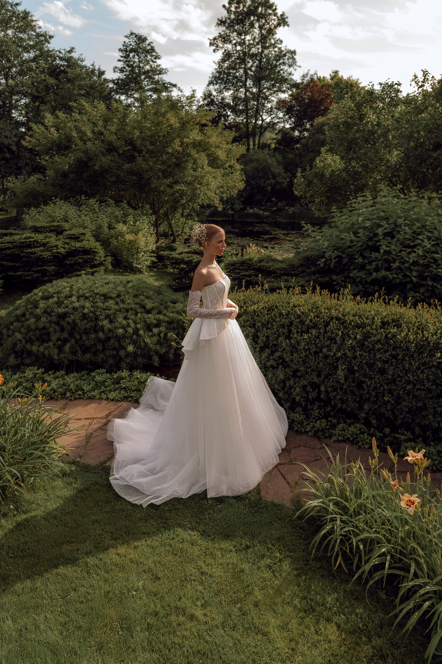 Princess wedding dress with removable sleeves and tulle skirt