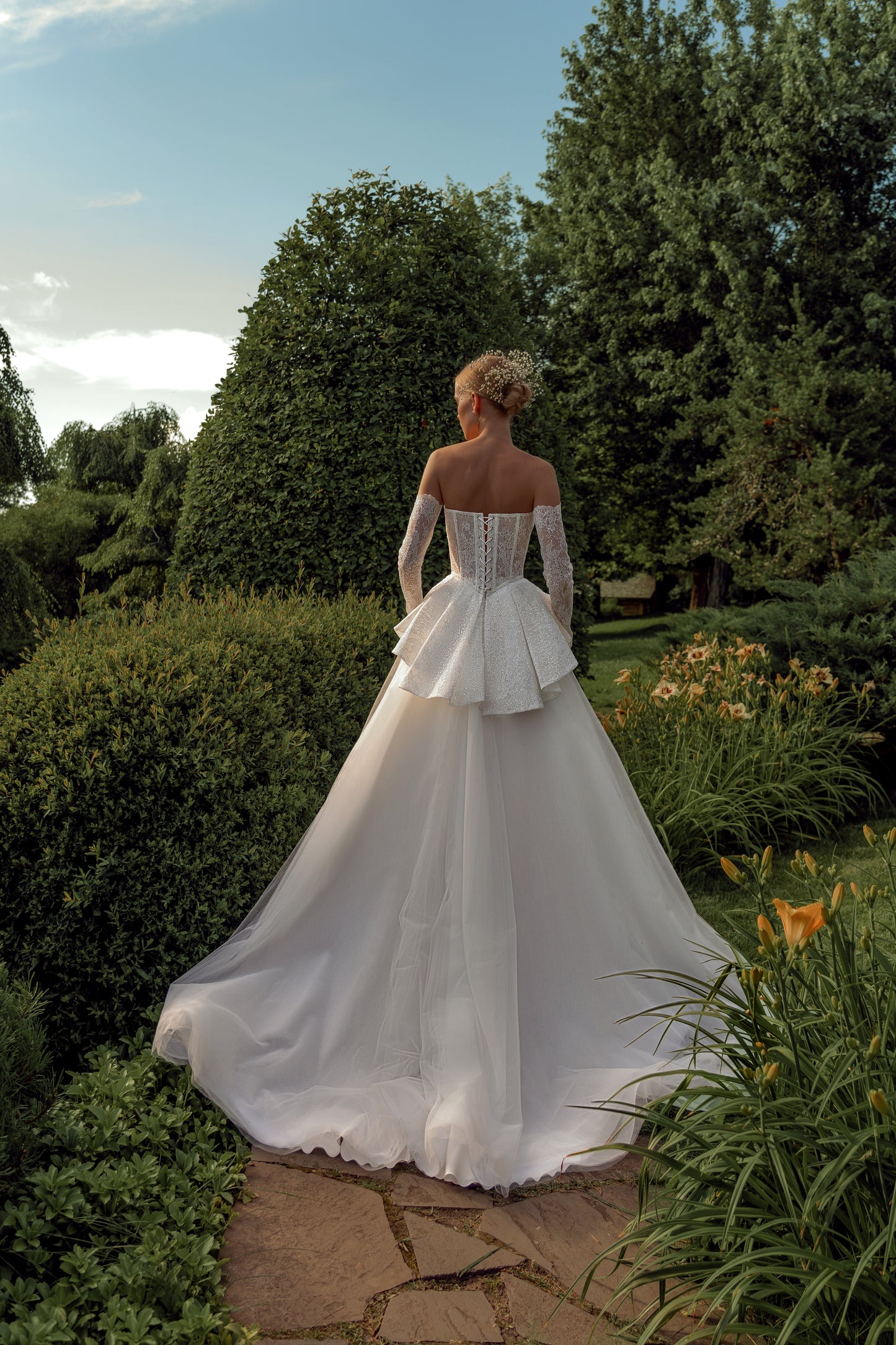 Princess wedding dress with removable sleeves and tulle skirt