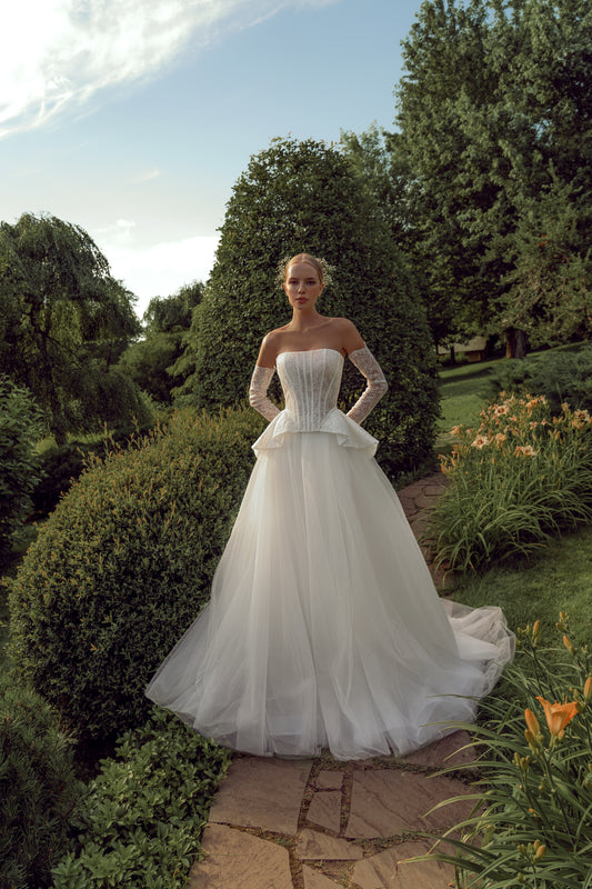 Princess wedding dress with removable sleeves and tulle skirt