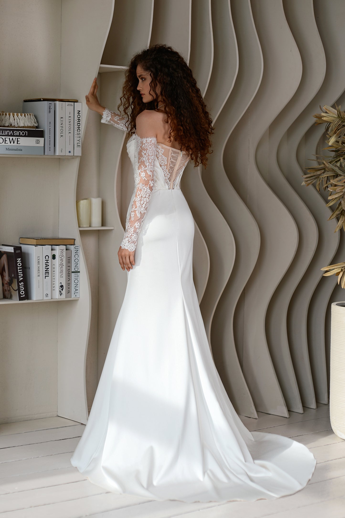Mermaid wedding dress with lace sleeves and fishtail train