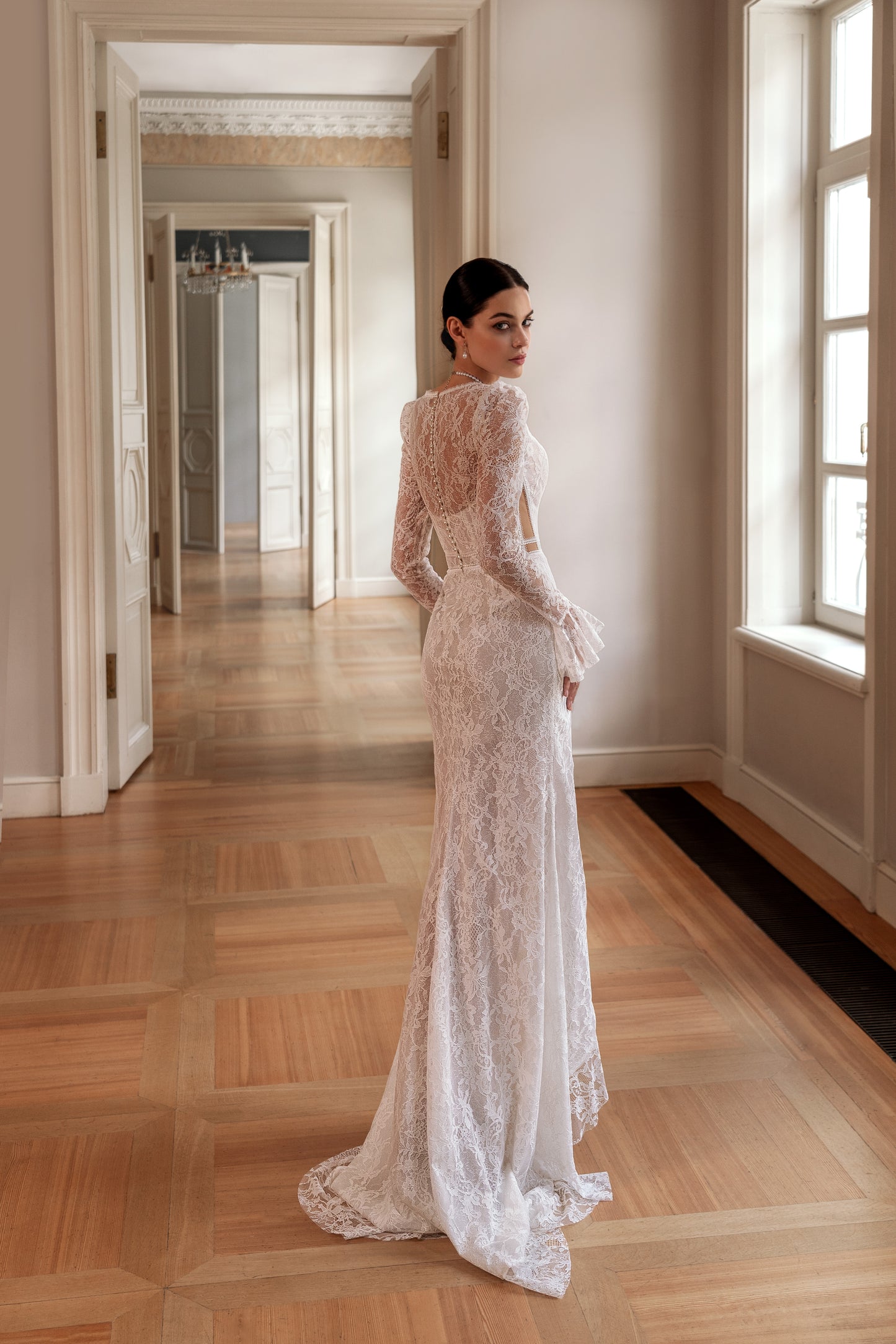 Mermaid lace wedding dress with V-neckline and slit skirt.