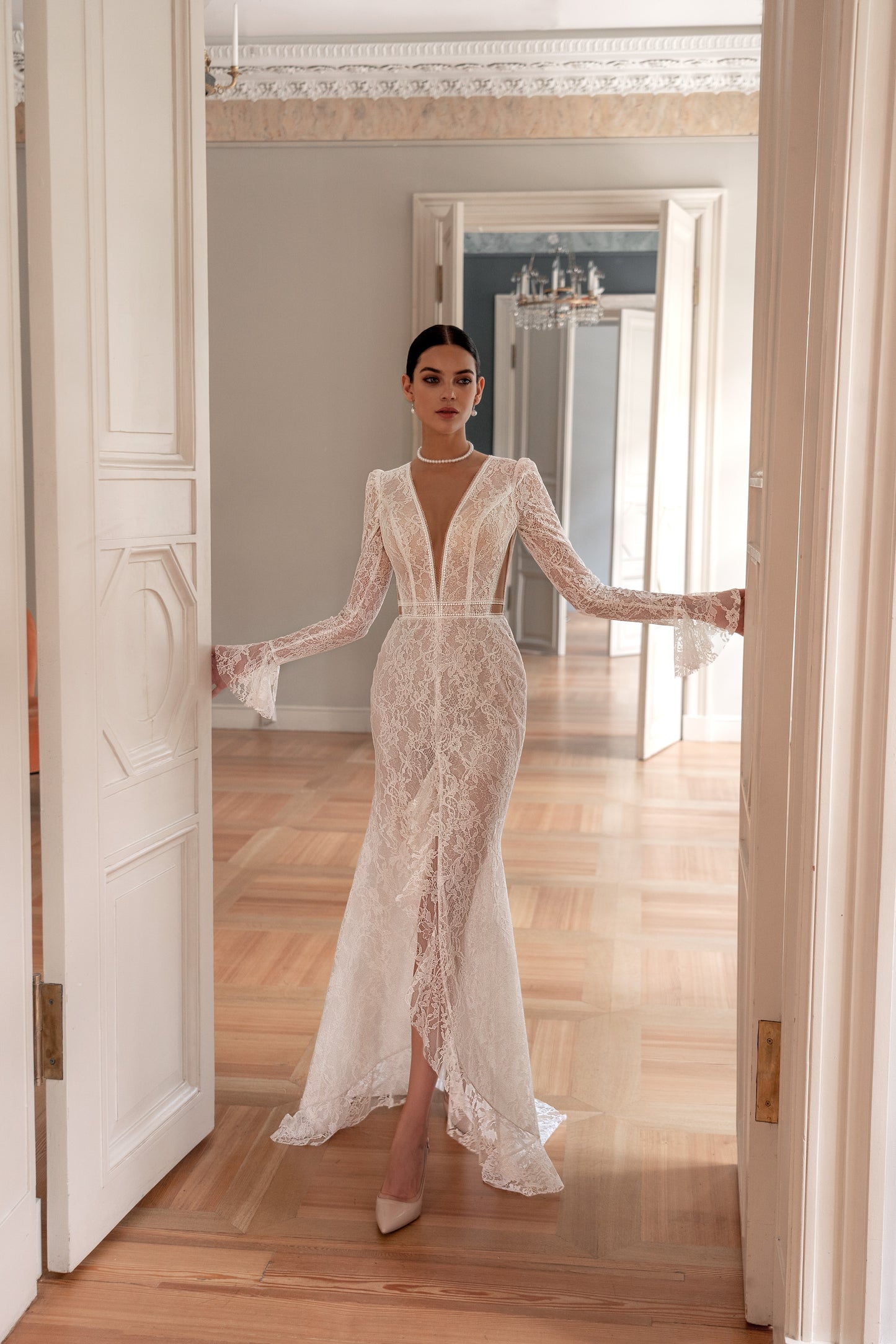 Mermaid lace wedding dress with V-neckline and slit skirt.