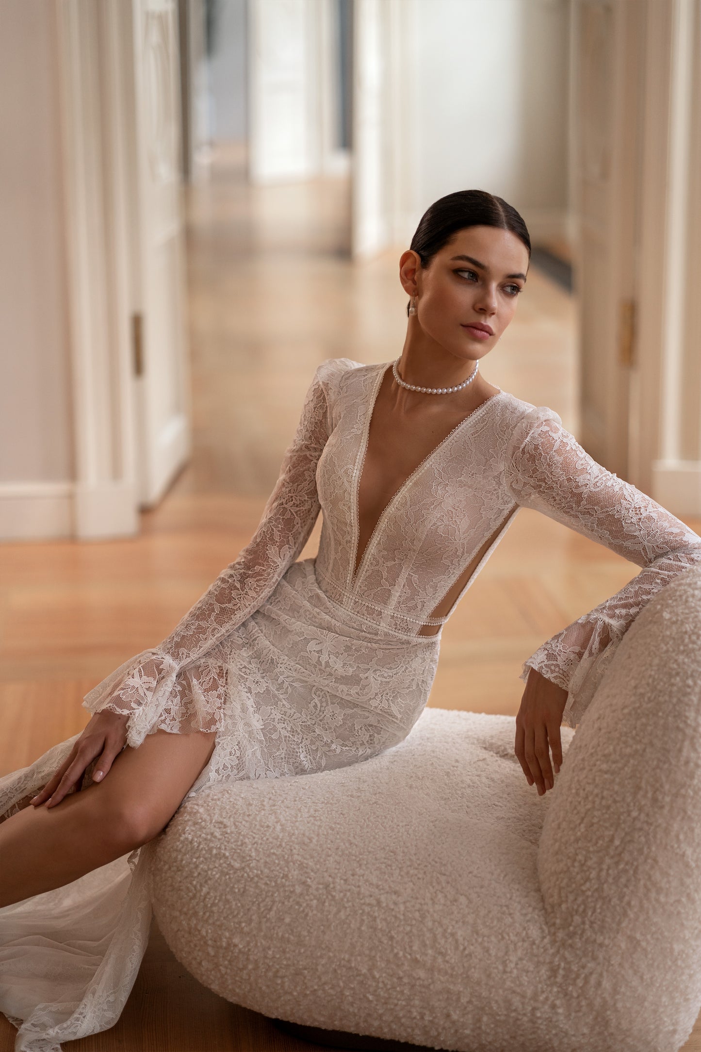 Mermaid lace wedding dress with V-neckline and slit skirt.