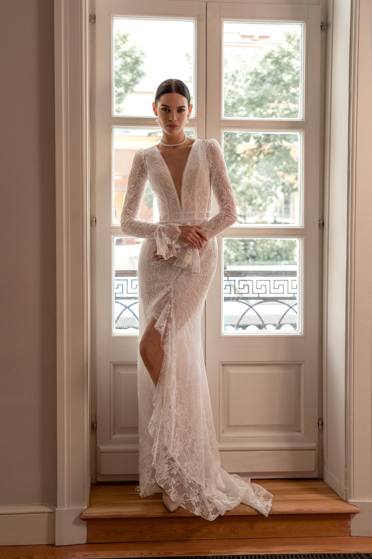 Mermaid lace wedding dress with V-neckline and slit skirt.