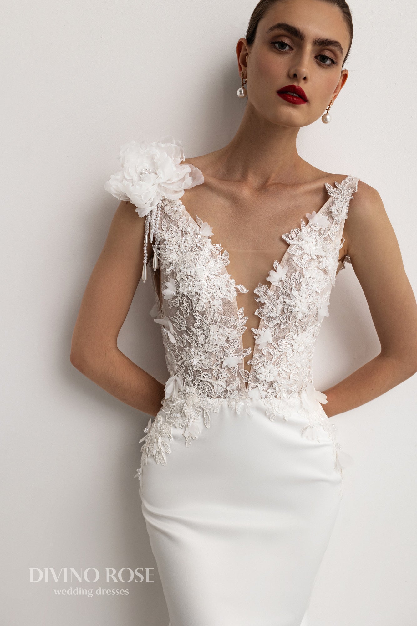 Mermaid wedding dress with deep-V neckline and fishtail train