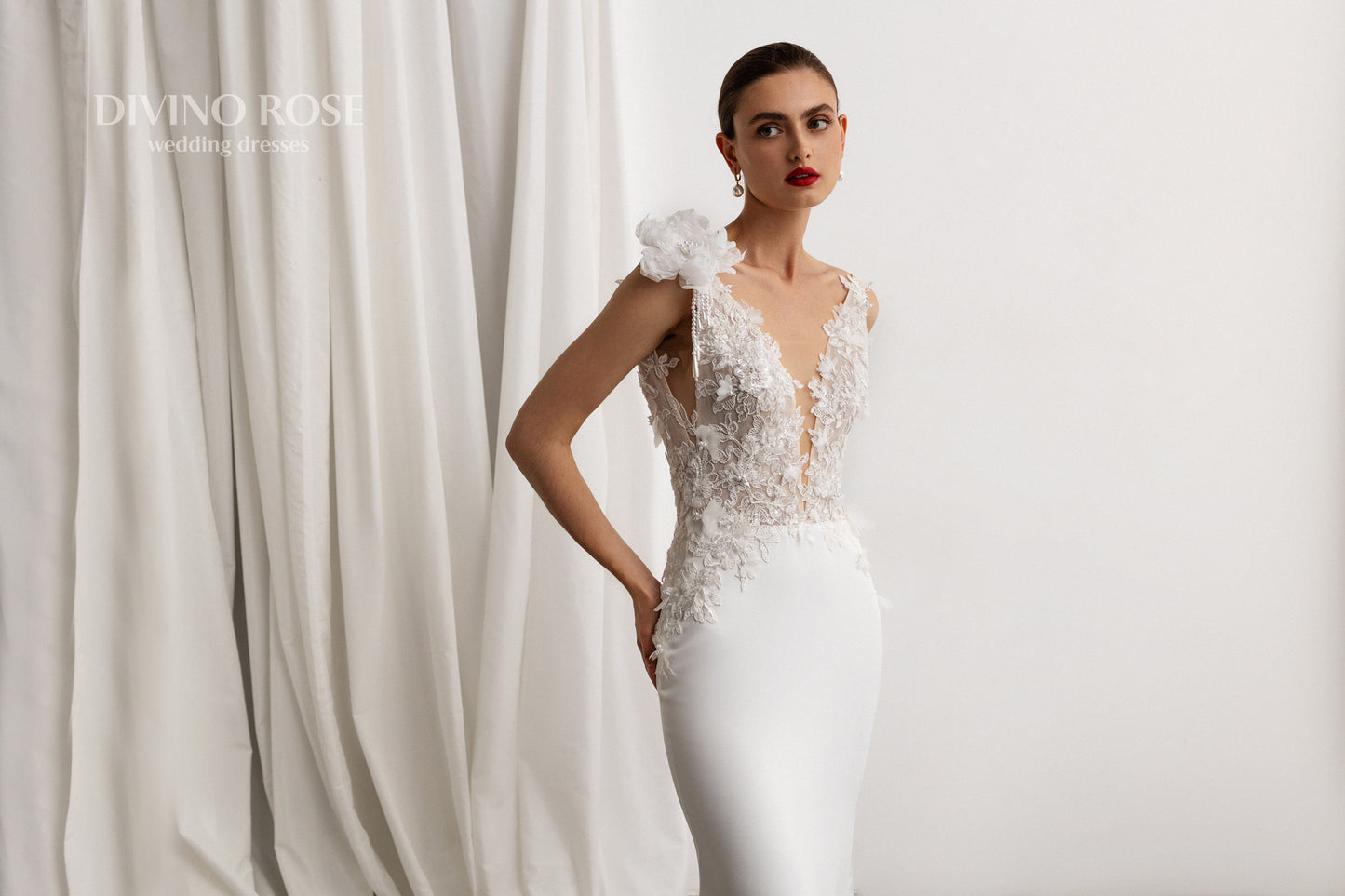 Mermaid wedding dress with deep-V neckline and fishtail train