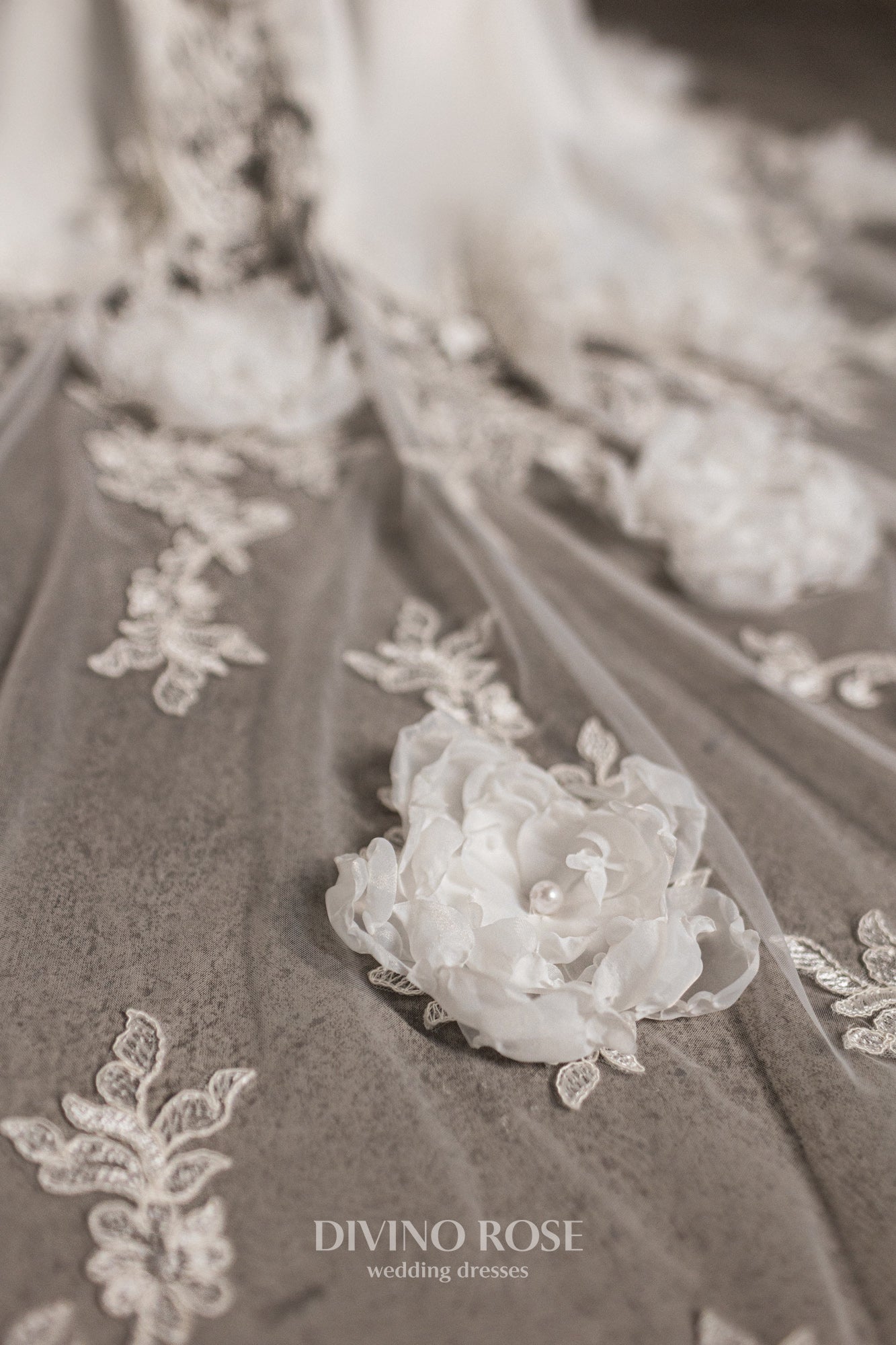Mermaid wedding dress with deep-V neckline and fishtail train