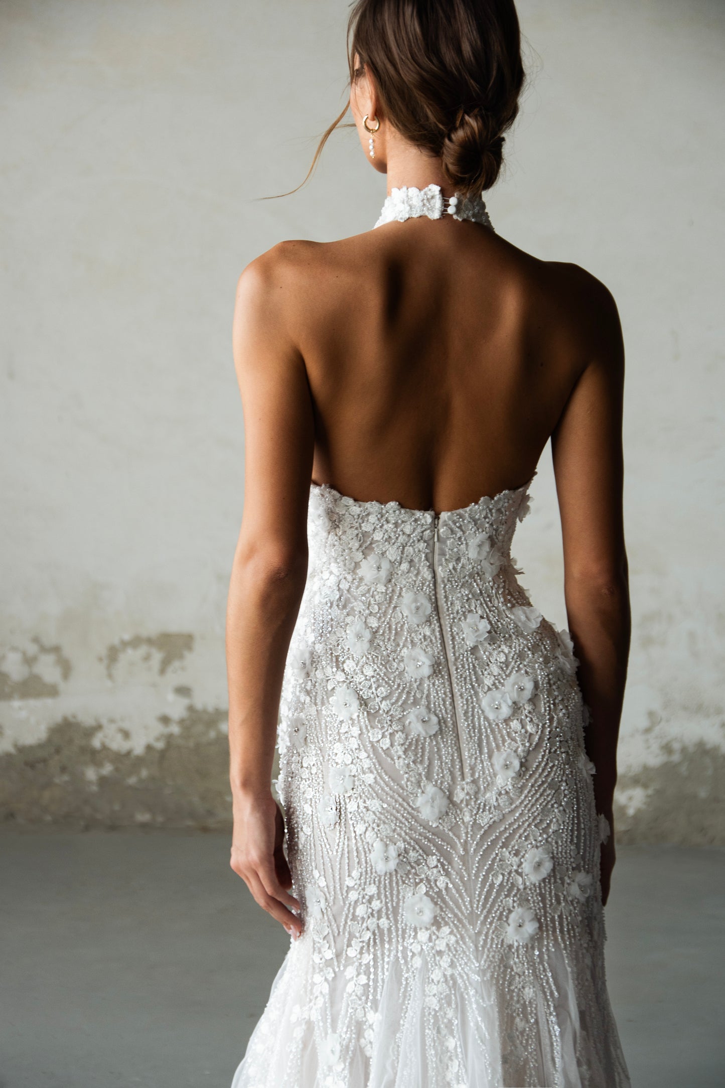 Bride in lace and tulle halter mermaid wedding dress with sweep train and optional 2.5-meter veil, featuring floral and beaded embroidery.