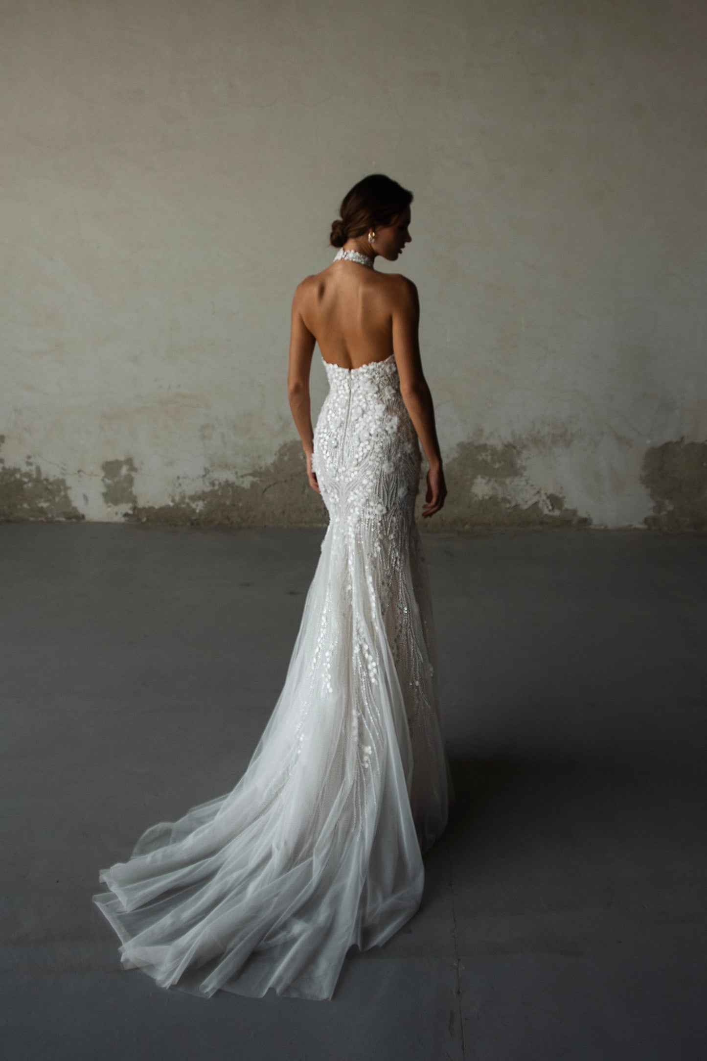 Bride in lace and tulle halter mermaid wedding dress with sweep train and optional 2.5-meter veil, featuring floral and beaded embroidery.