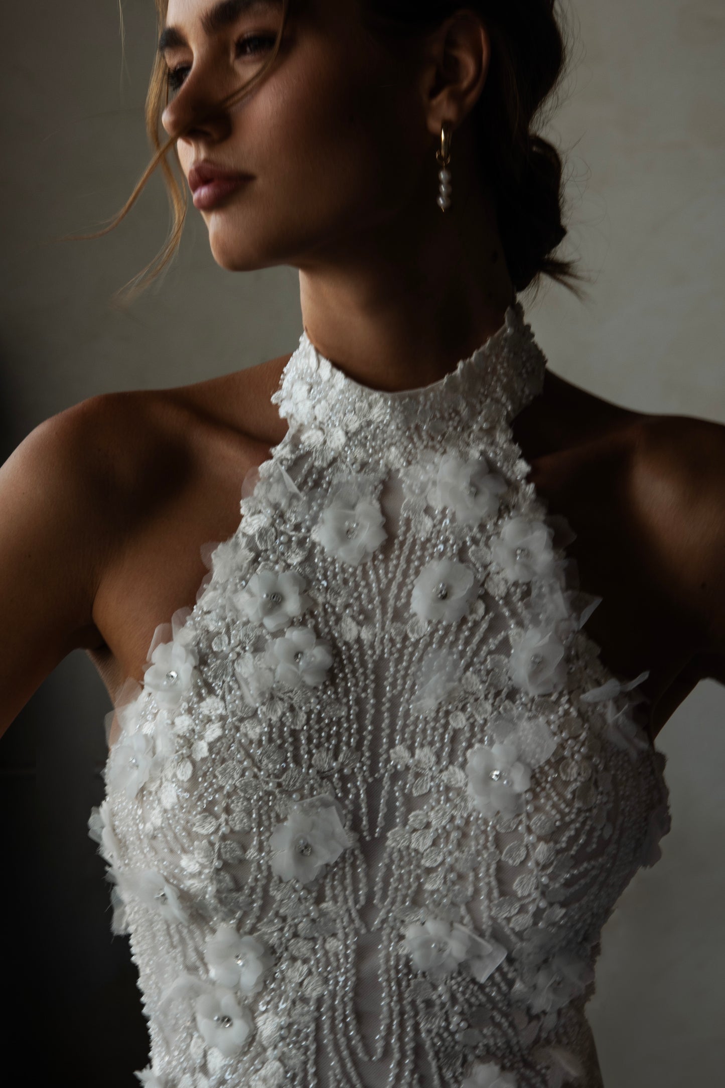 Bride in lace and tulle halter mermaid wedding dress with sweep train and optional 2.5-meter veil, featuring floral and beaded embroidery.