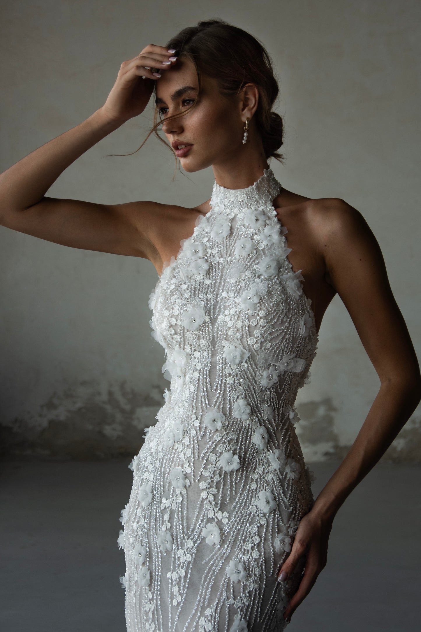 Bride in lace and tulle halter mermaid wedding dress with sweep train and optional 2.5-meter veil, featuring floral and beaded embroidery.