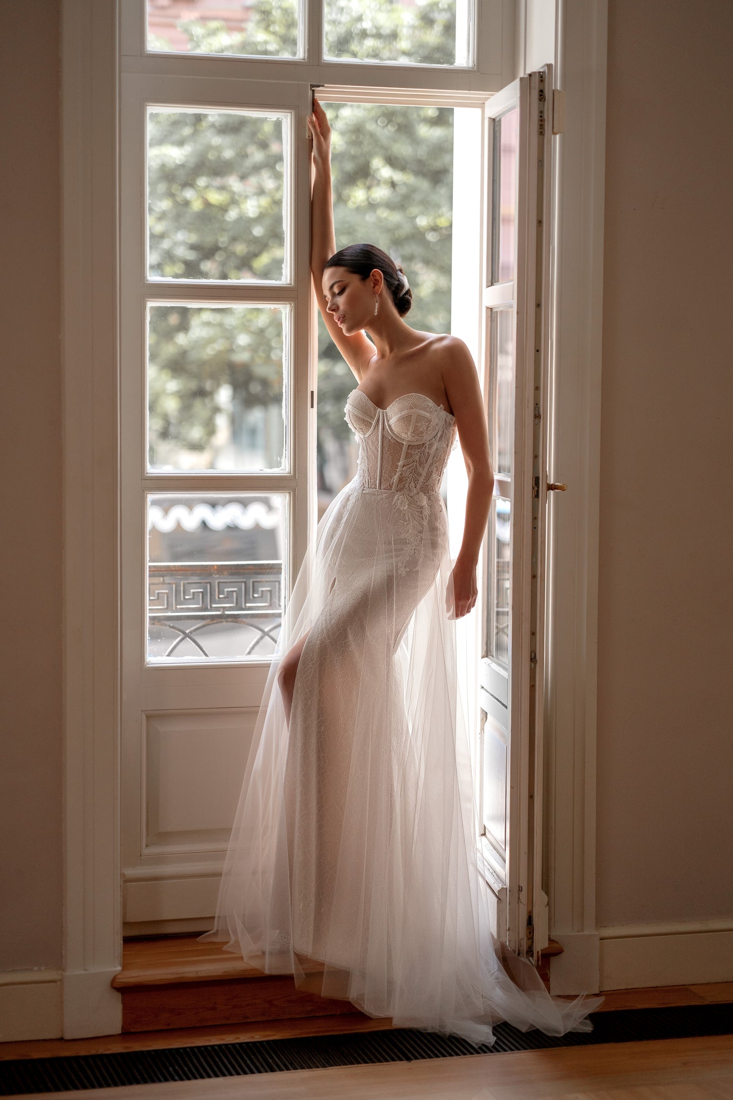 Mermaid wedding dress with corset and tulle train
