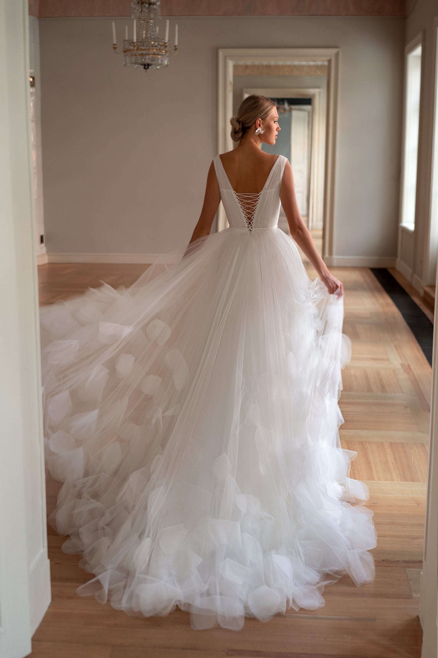 Sleeveless A-line wedding dress with light tulle & 3D details