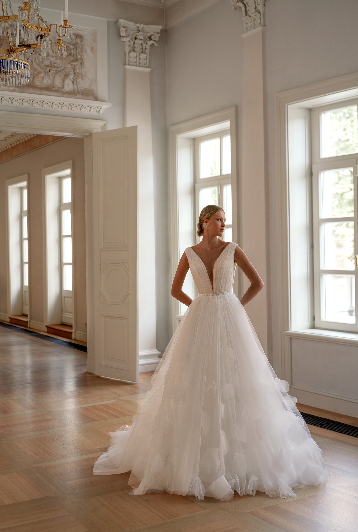 Sleeveless A-line wedding dress with light tulle & 3D details
