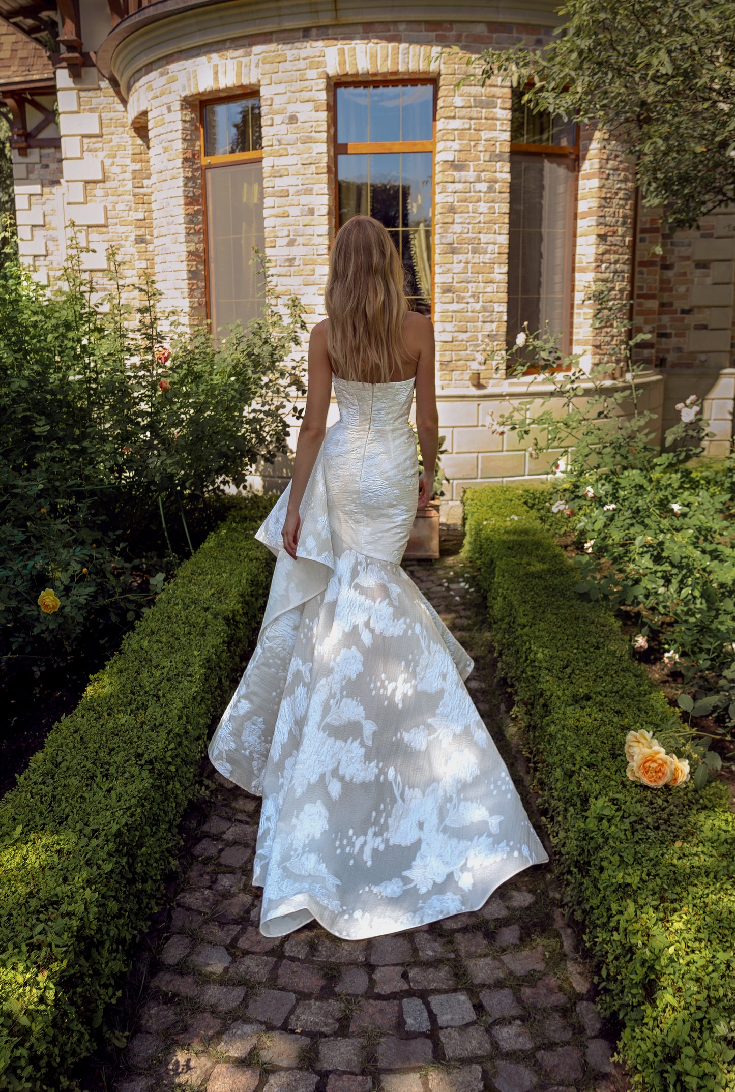 Sleeveless Jacquard wedding dress with boat neckline & skirt
