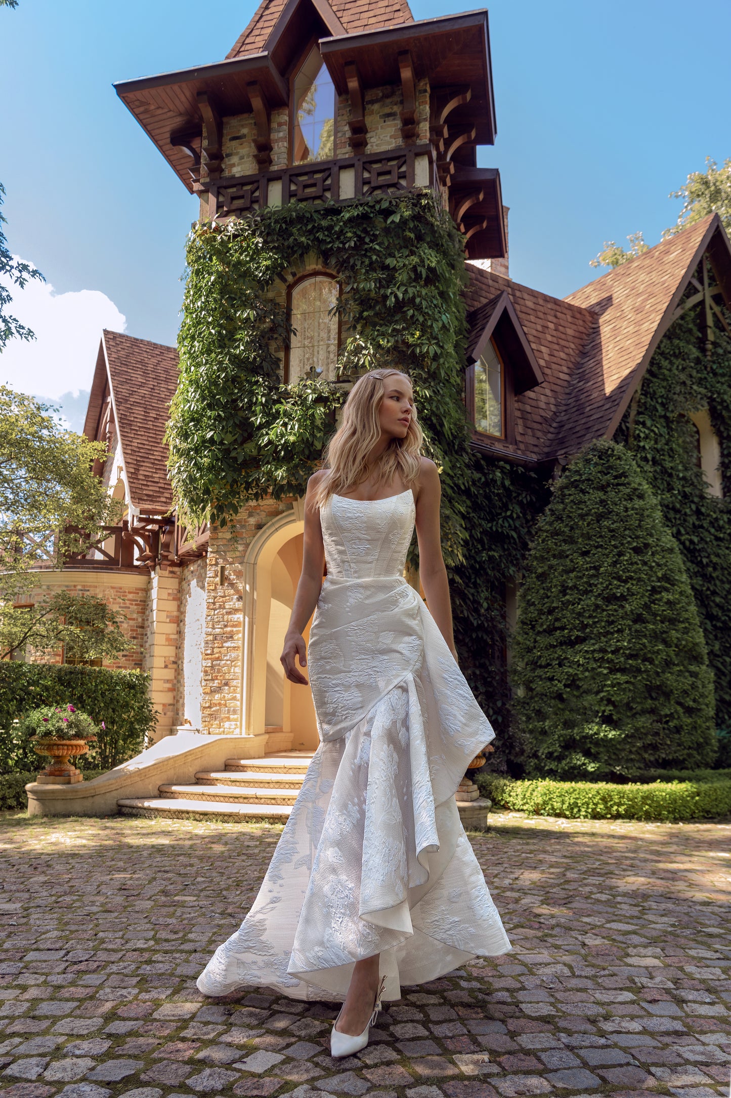 Sleeveless Jacquard wedding dress with boat neckline & skirt