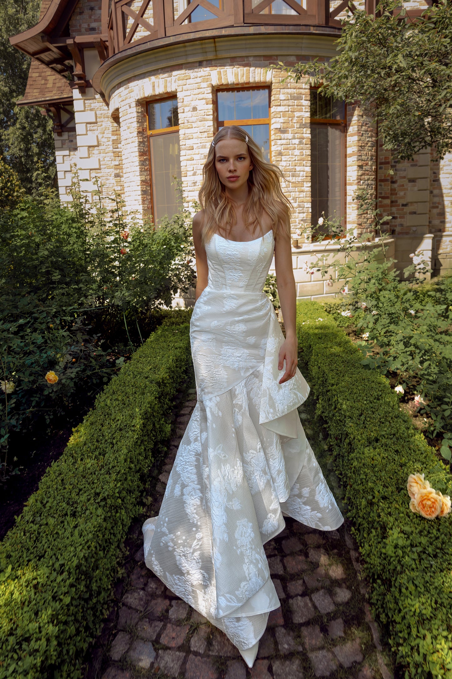 Sleeveless Jacquard wedding dress with boat neckline & skirt