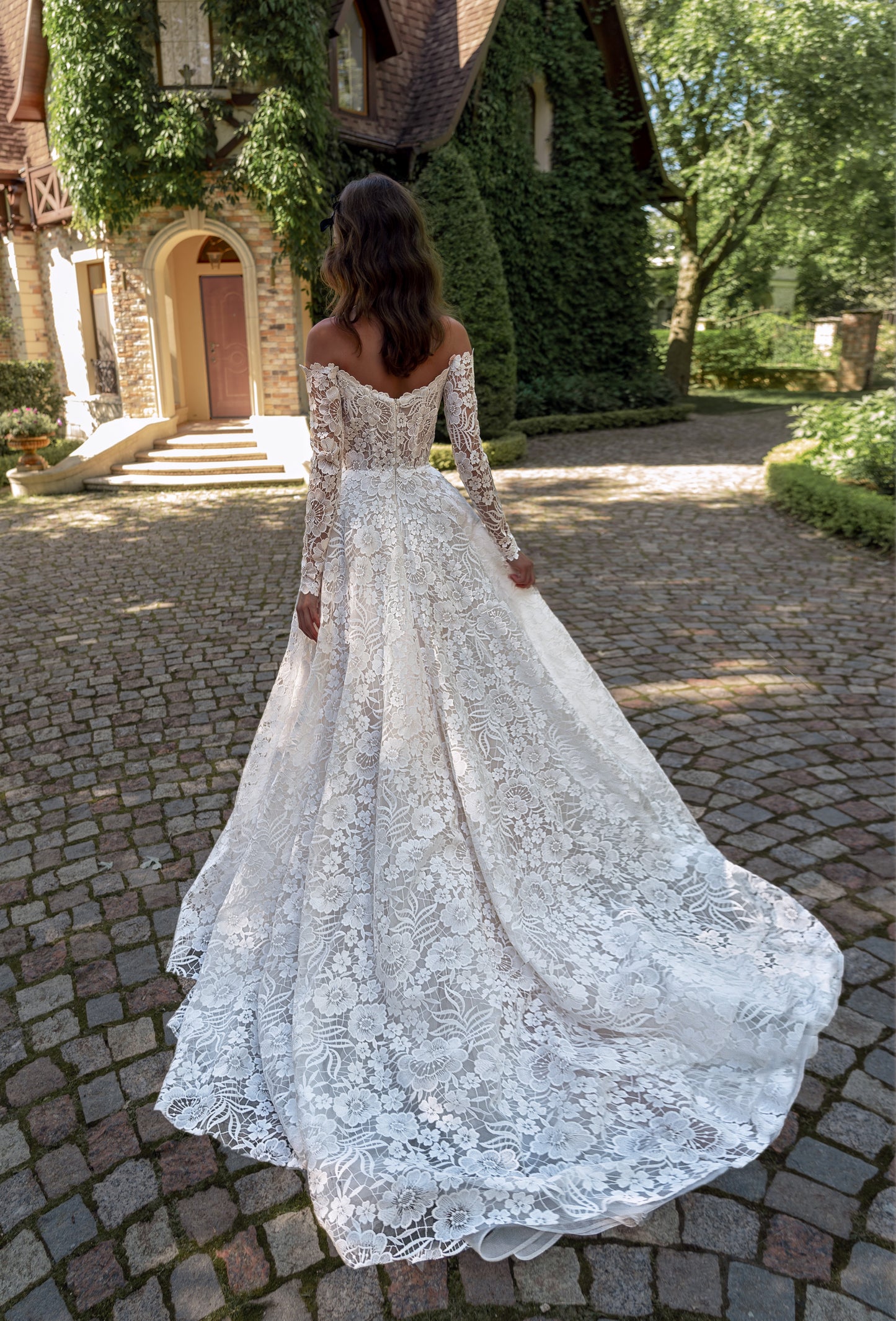 Romantic off-the-shoulder lace wedding dress