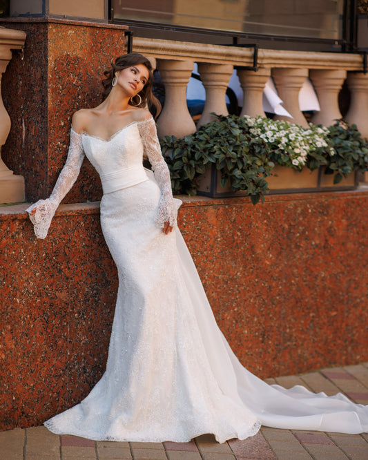 Mermaid lace wedding dress with long sleeves and V-neckline.