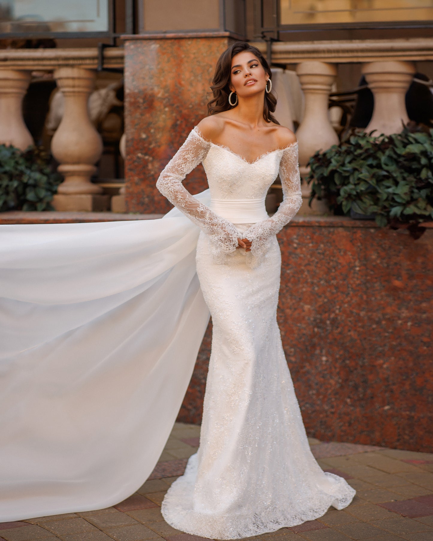 Mermaid lace wedding dress with long sleeves and V-neckline.