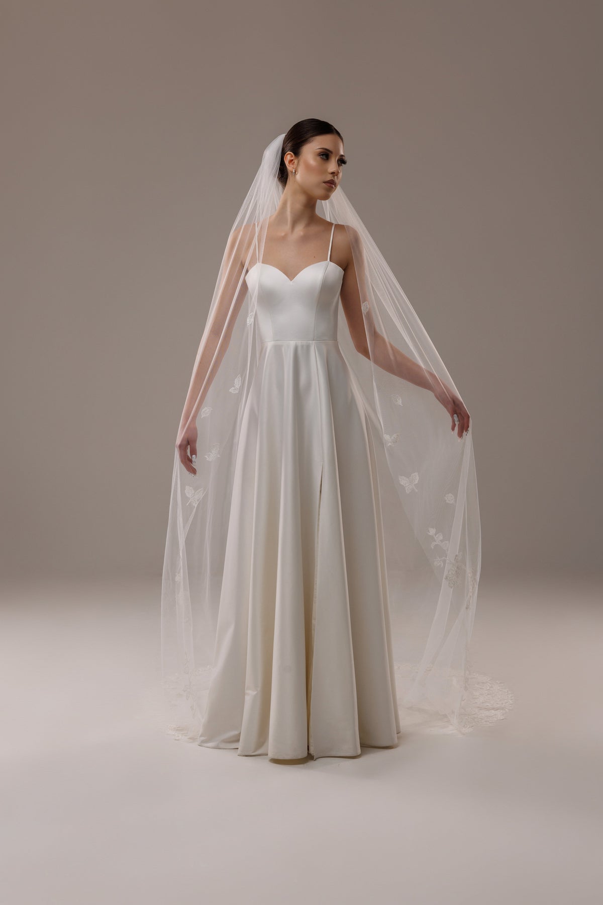 One-Layer Veil with Lace Embroidery Appliques - view 2