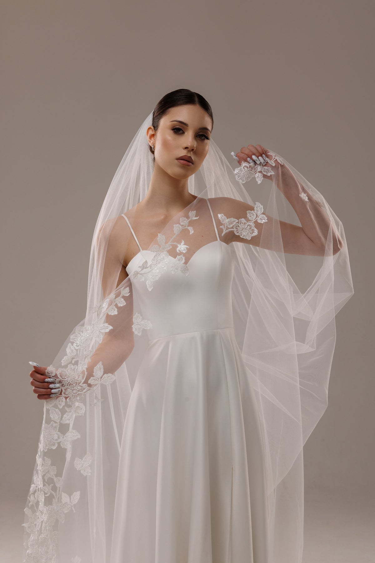 One-Layer Veil with Lace Embroidery Appliques - view 1