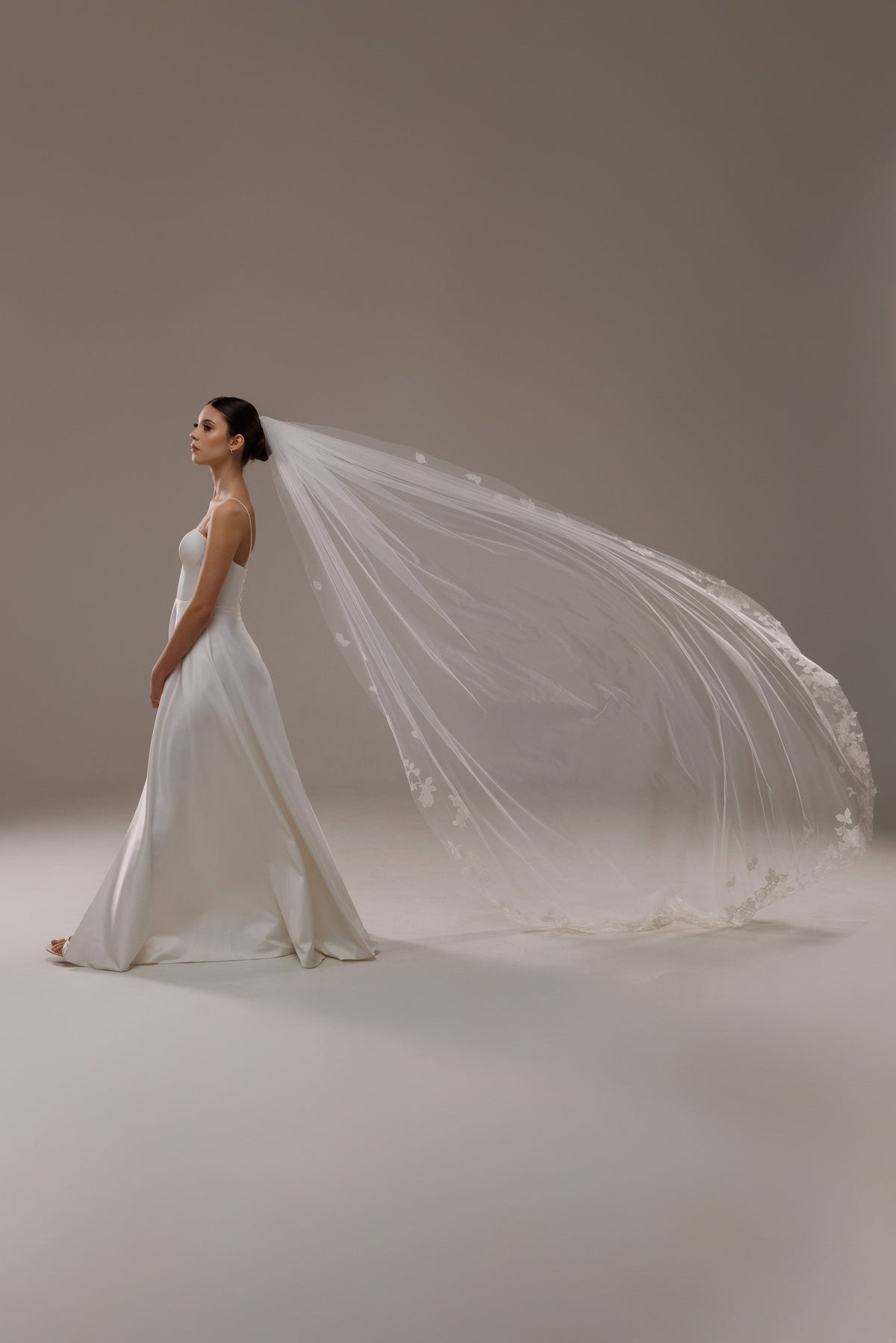One-Layer Veil with Lace Embroidery Appliques - view 3