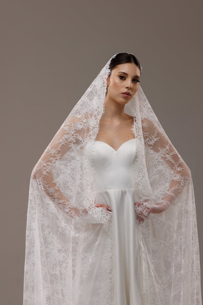Extra-Wide Chantilly Lace Mantilla Veil - view 4
