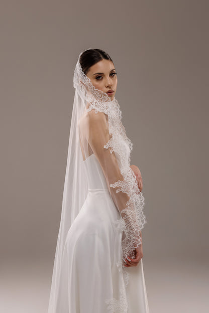 Rounded Mantilla Veil with Lace Trim in Soft Tulle - view 4