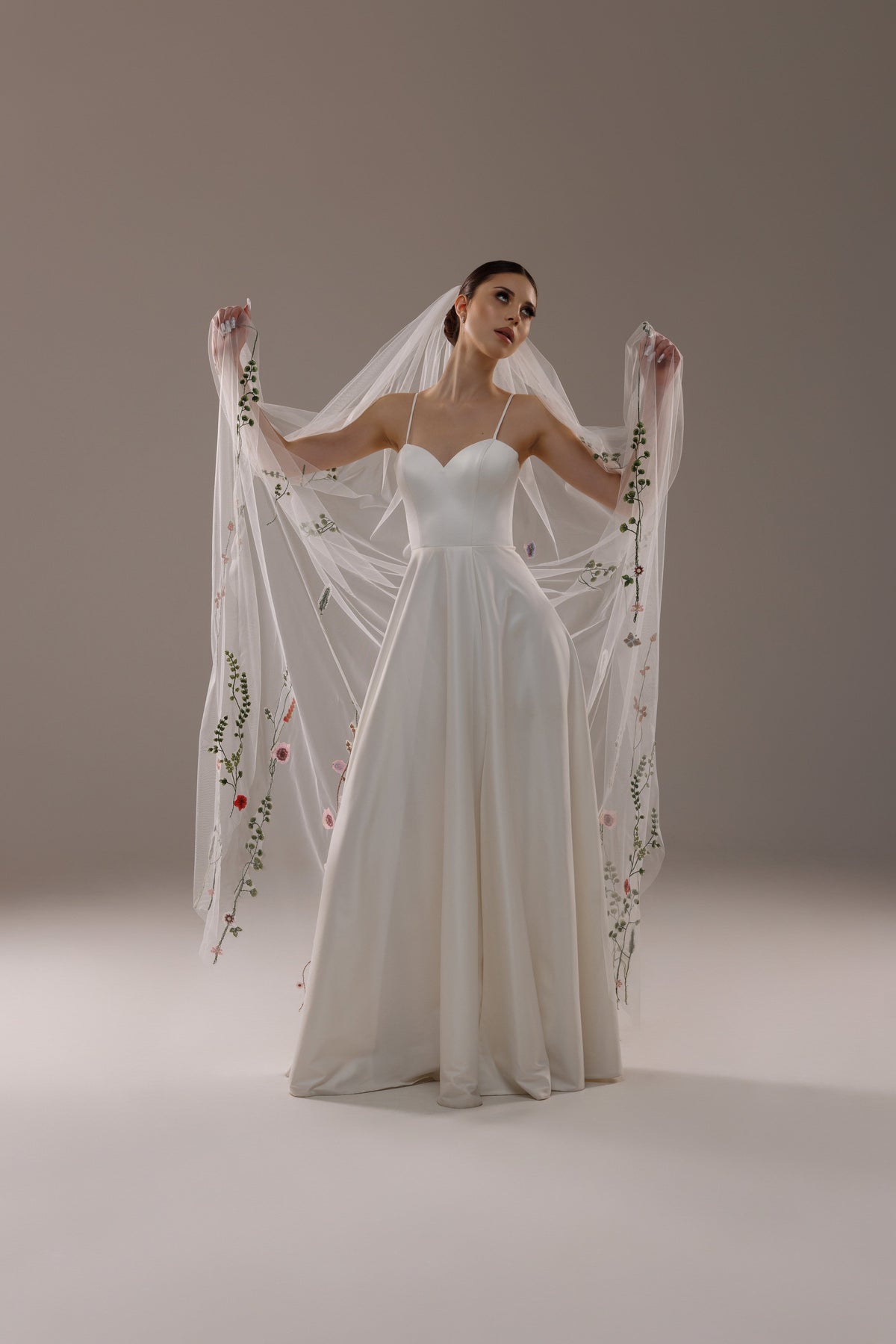 One-Layer Lace Veil with 3D Flowers - view 3