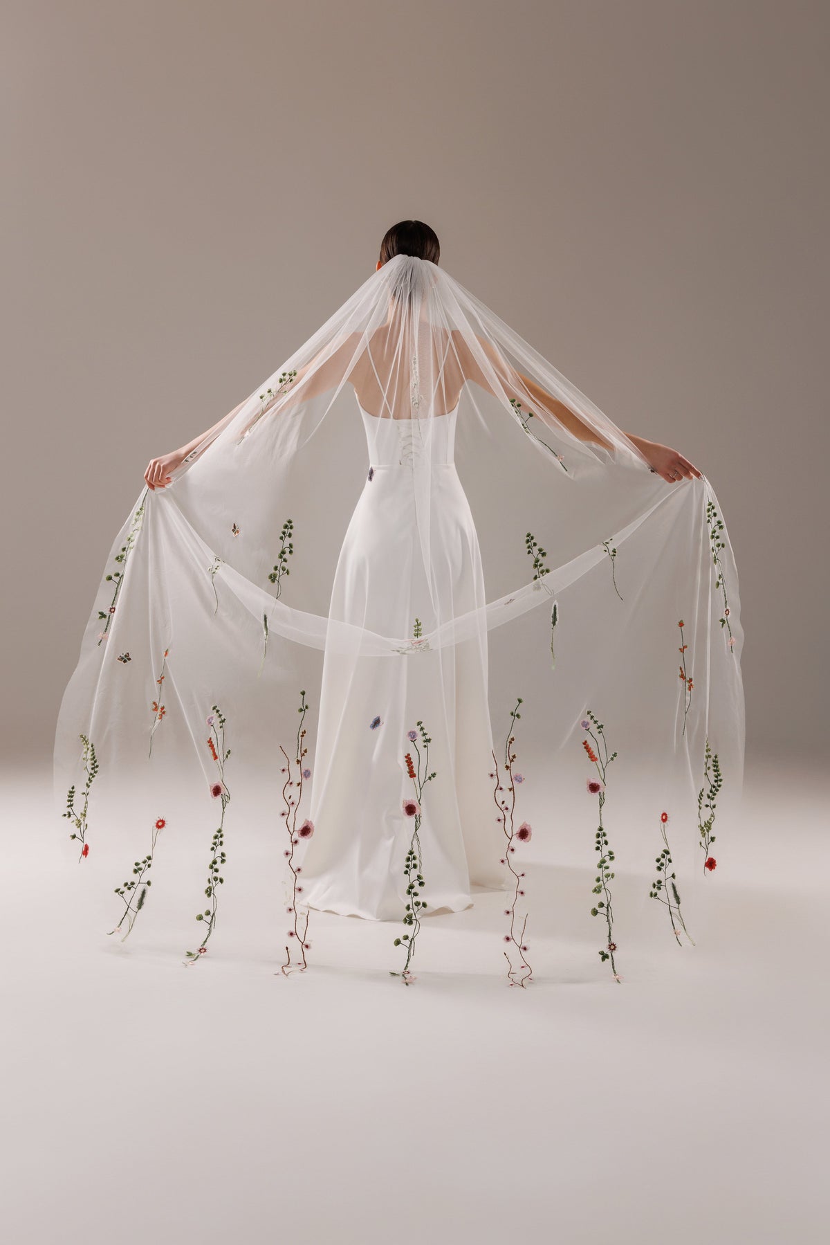One-Layer Lace Veil with 3D Flowers - view 1
