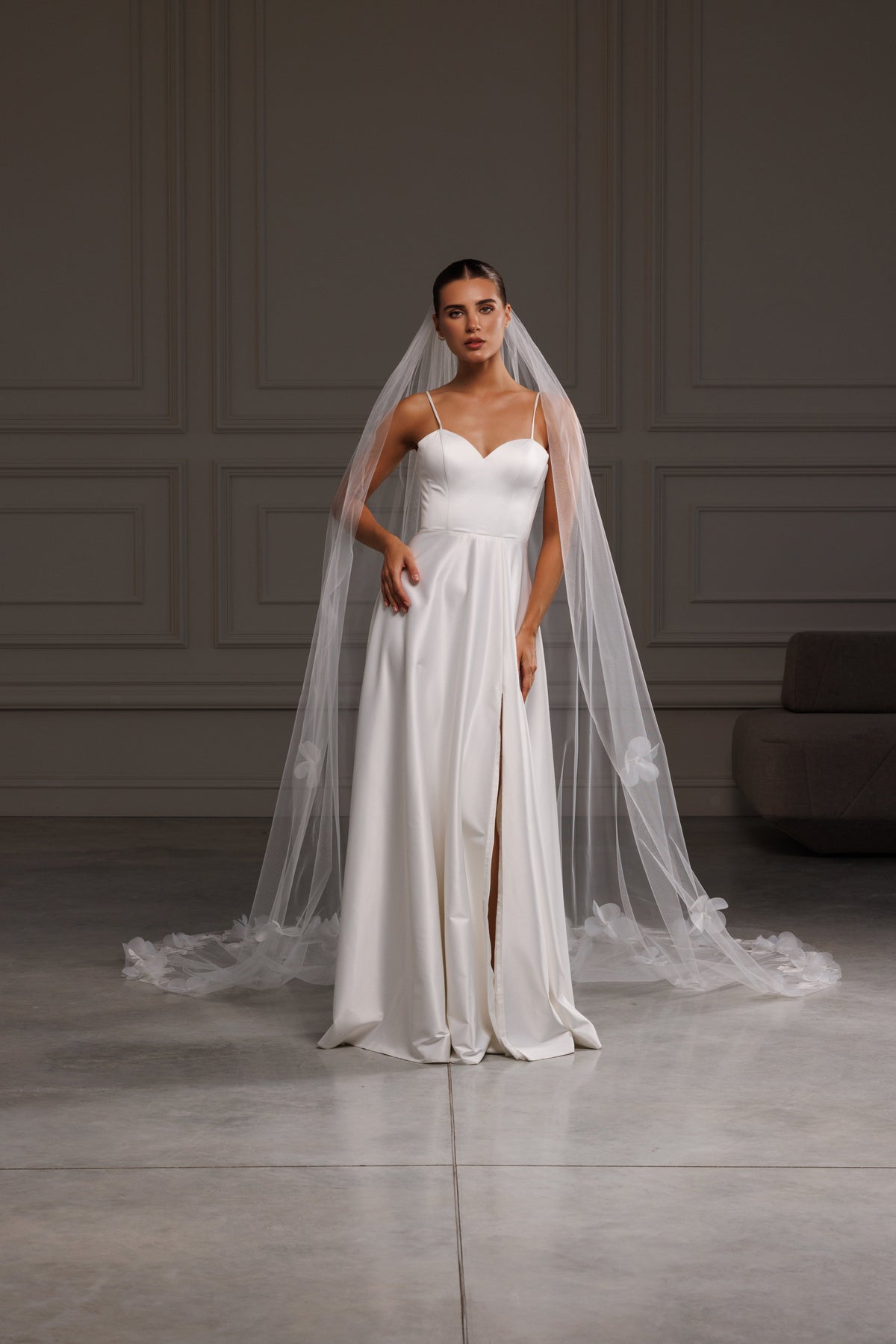 One-Layer Veil with Large 3D Lace Flowers and Sequins - view 5