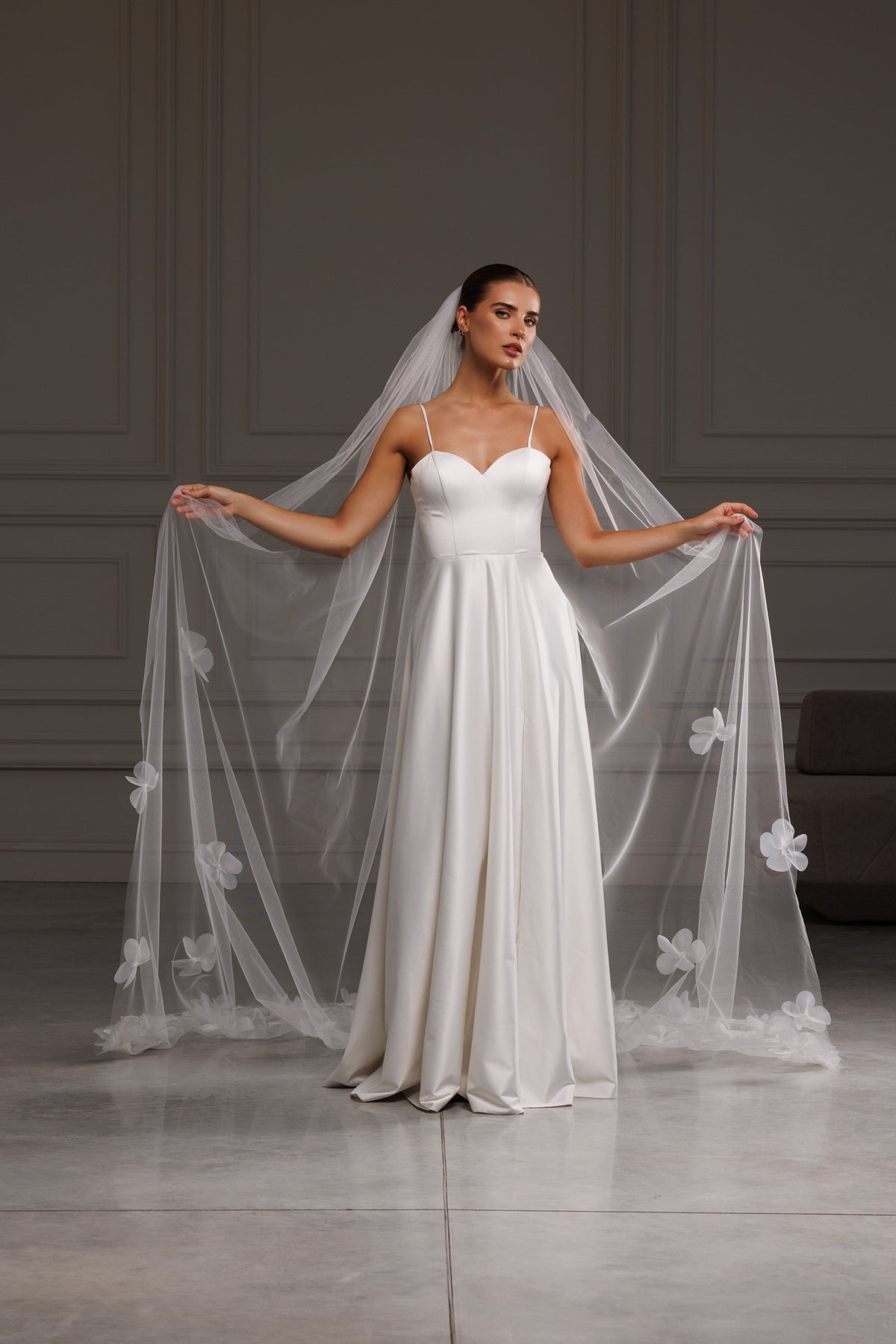 One-Layer Veil with Large 3D Lace Flowers and Sequins - view 2