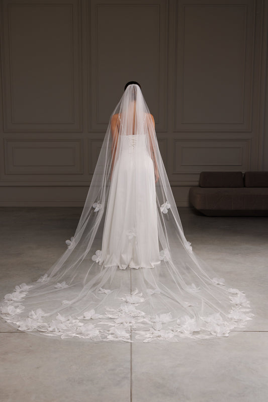 One-Layer Veil with Large 3D Lace Flowers and Sequins - view 1