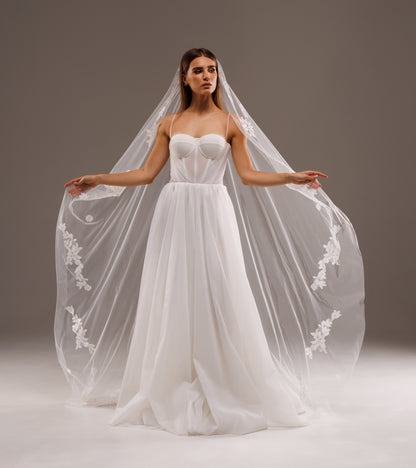 Rounded Mantilla Veil with Lace Appliques - view 2