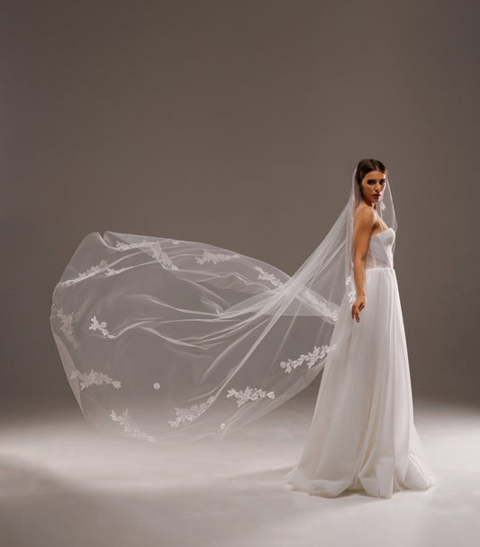 Rounded Mantilla Veil with Lace Appliques - view 1