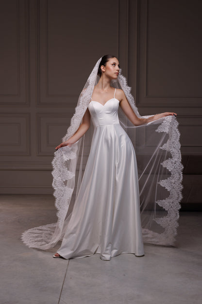 Classic Rounded Mantilla Veil with Lace Trim - view 5